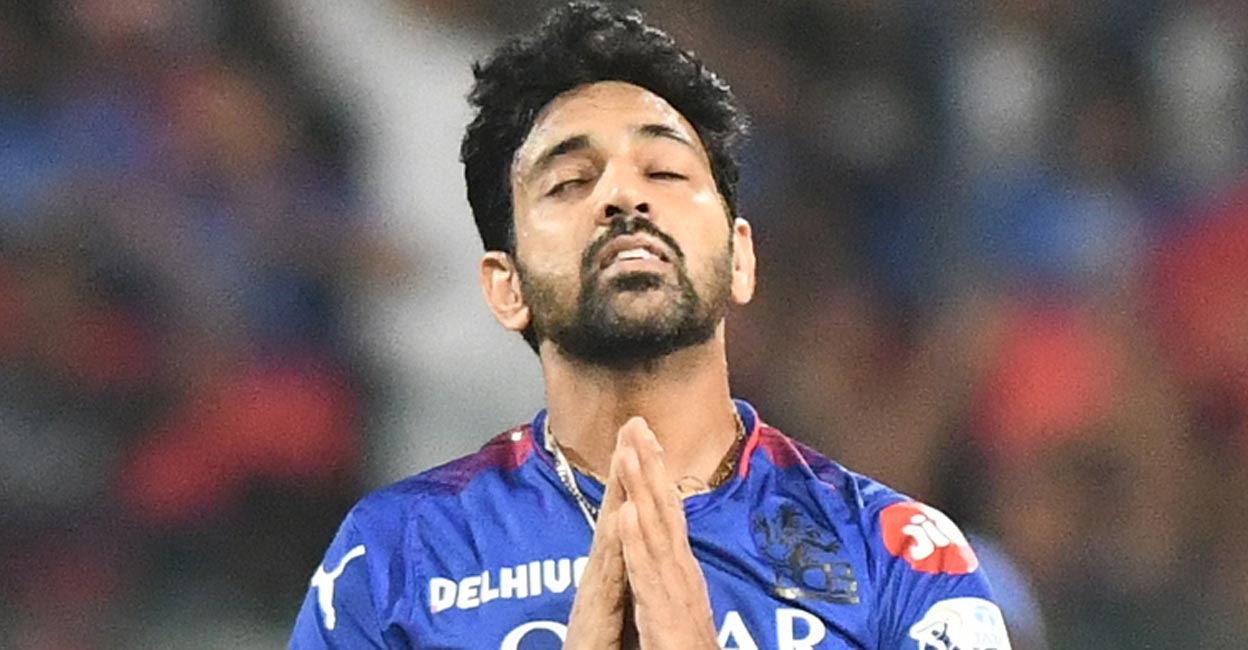  Swapnil Singh celebrates the dismissal of Delhi Capitals opener David Warner. File photo: IANS/Dhananjay Yadav