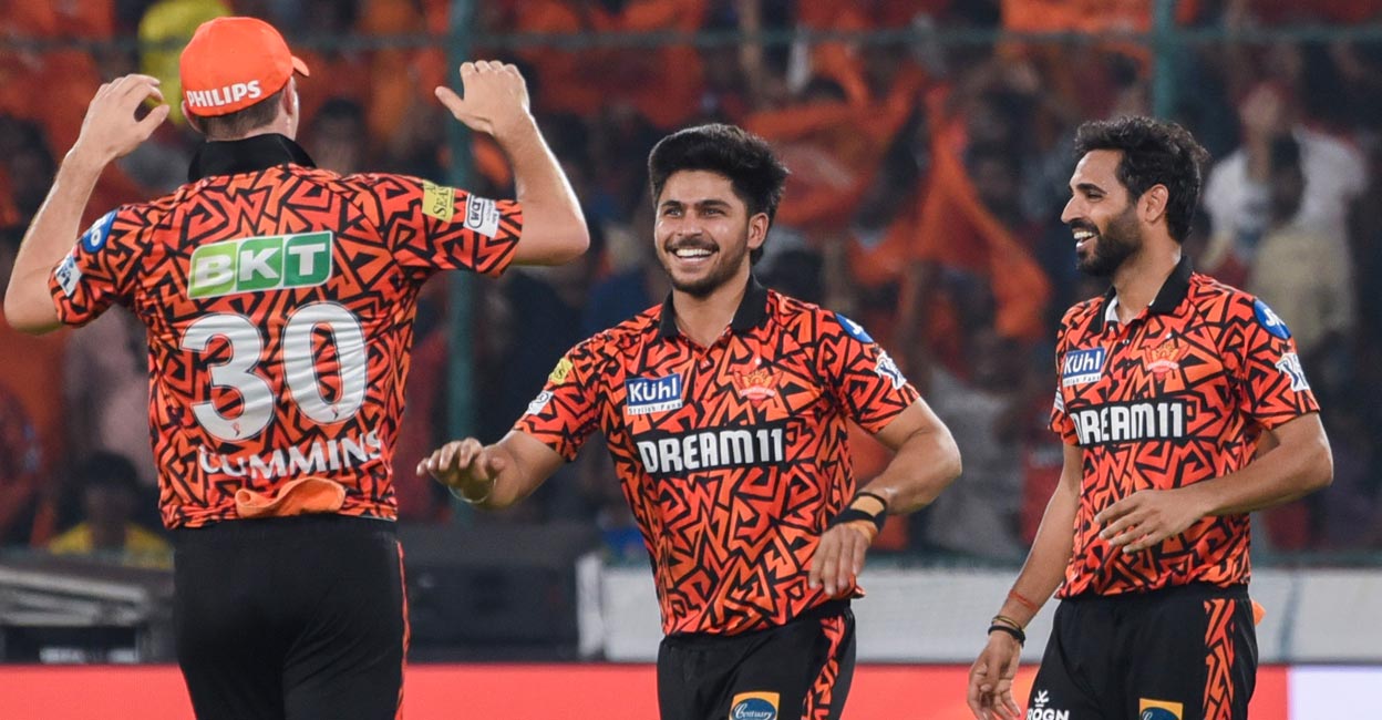 Bhuvneshwar Kumar Bhuvneshwar Kumar, right, calimed 2/12 from his four overs. Photo: PTI