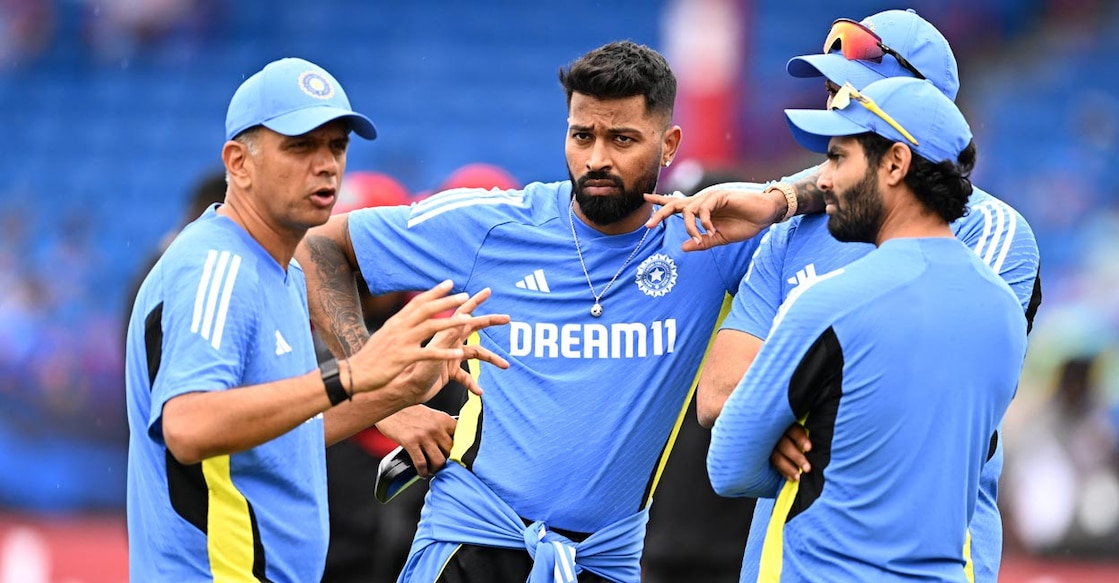 Indian coach Rahul Dravid has a word with Hardik Pandya and Ravindra Jadeja. Photo: AFP/Chandan Khanna