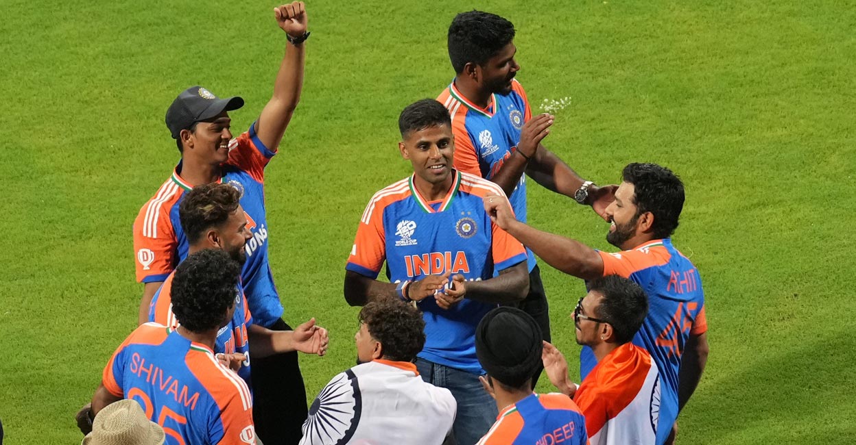 Indian players during the felicitation ceremony. Photo: PTI/Kunal Patil