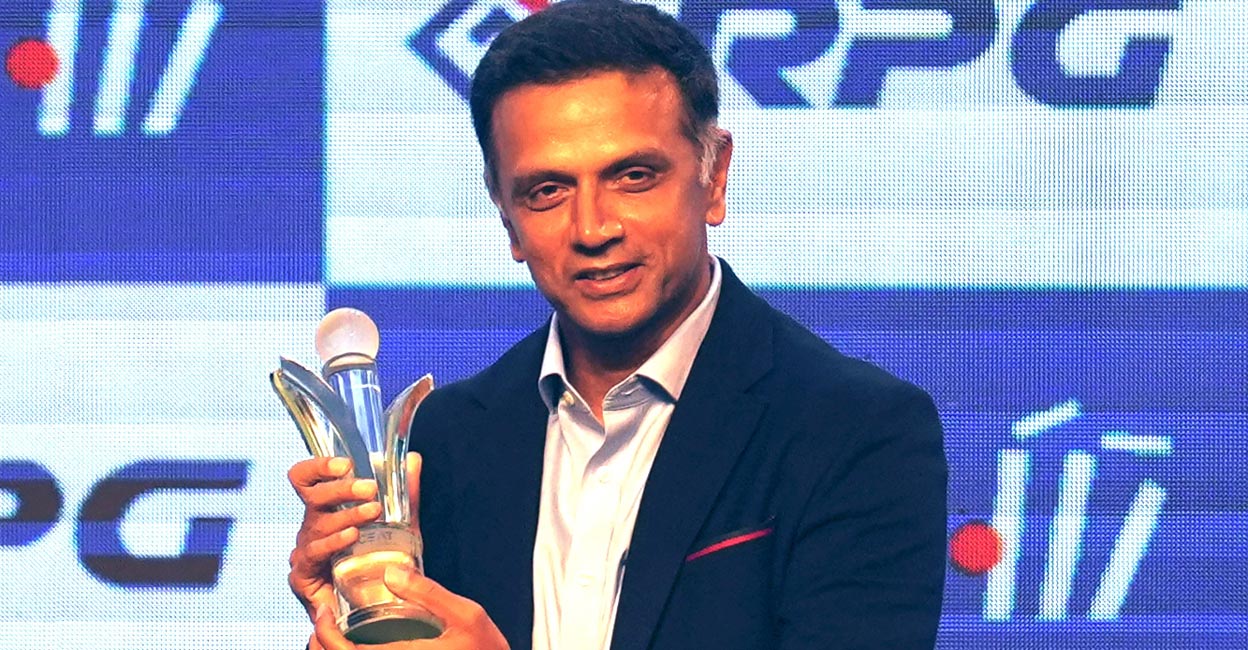 Rahul Dravid with the CEAT Lifetime Achievement Award in Mumbai on Wednesday. Photo: PTI/Kunal Patil