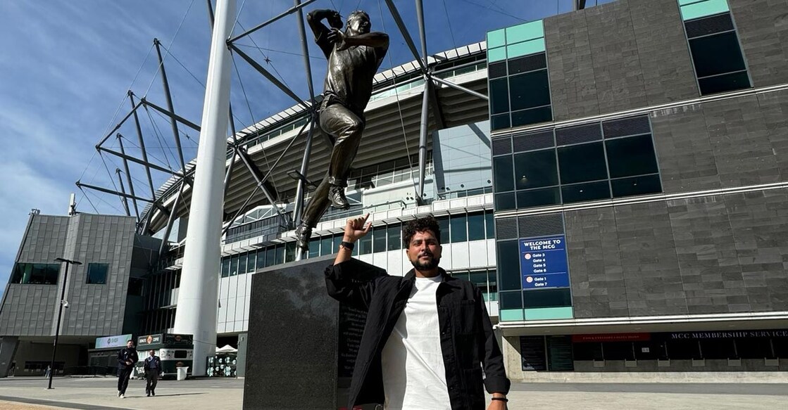 Kuldeep poses for a photo in front of Warne's statue outside the MCG. Photo: X@@imkuldeep18