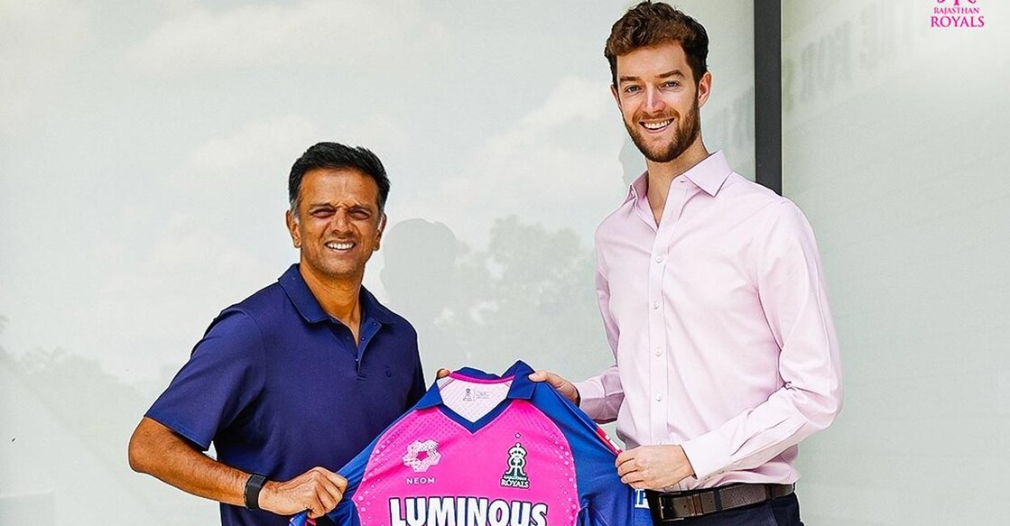 Rahul Dravid receives the jersey from Royals Sports Group CEO Jake Lush McCrum. Photo: X@rajasthanroyals
