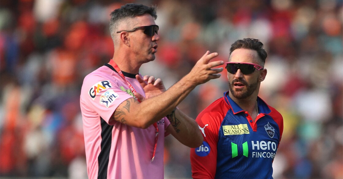 Delhi Capitals mentor Kevin Pietersen speaks to Faf Du Plessis. Photo: Reuters