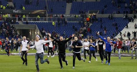 Ajax win, United held, trouble delays match at Lyon