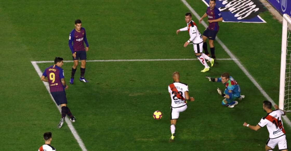 Suarez strikes late as Barca snatch victory at Rayo