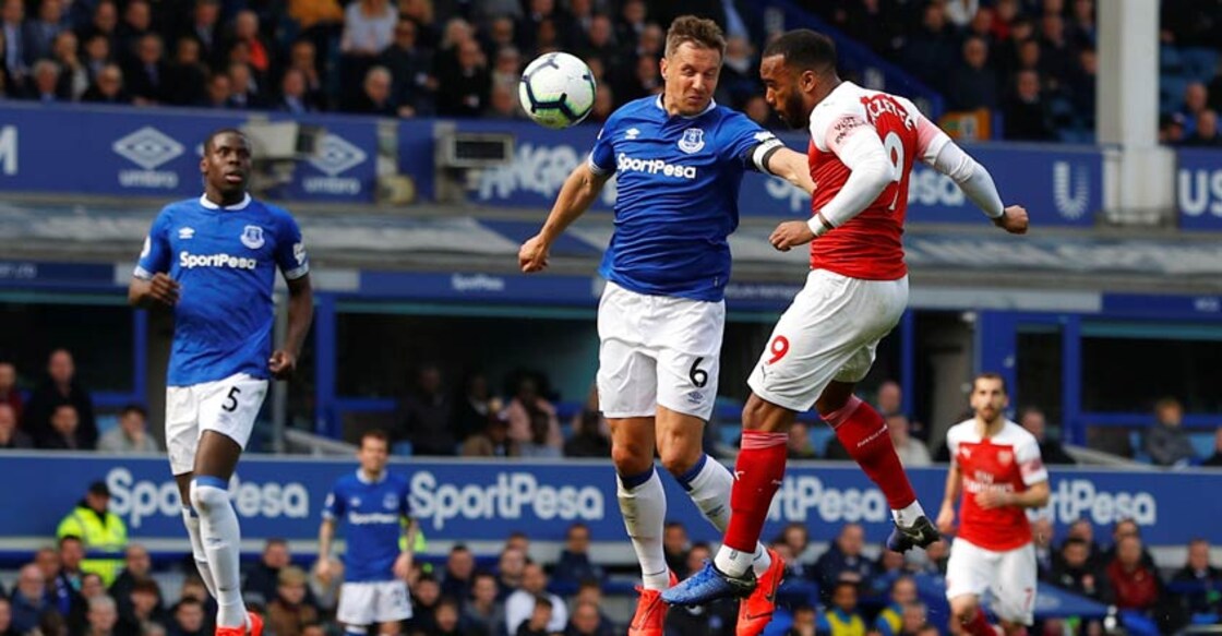 Jagielka the hero as Everton dent Arsenal's hopes