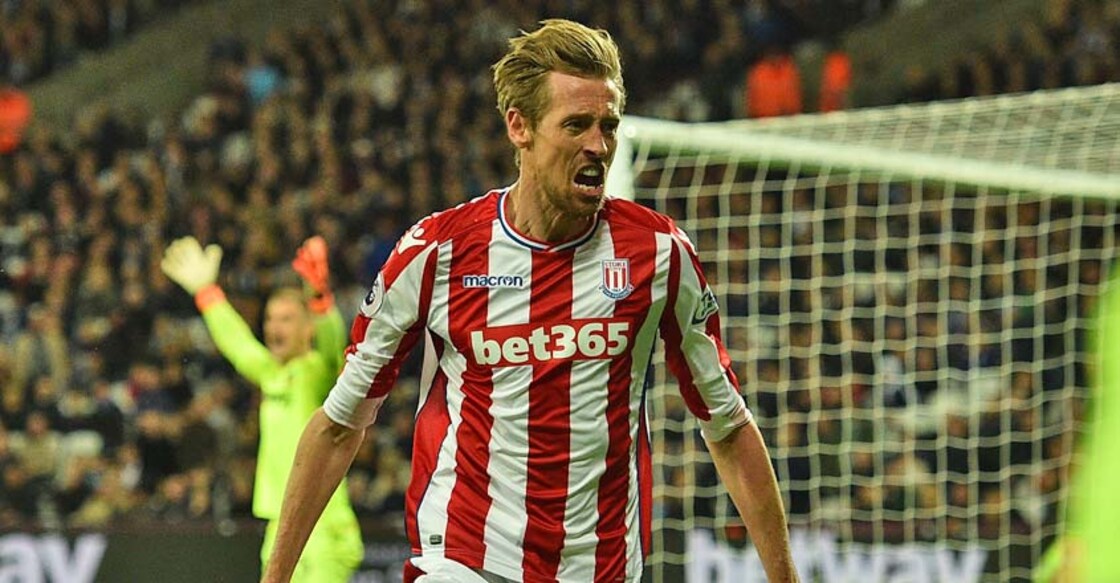 England striker Peter Crouch announces retirement