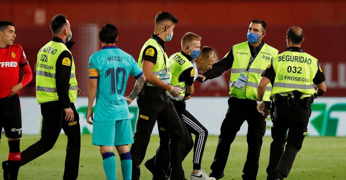 Messi fan sneaks in to pitch