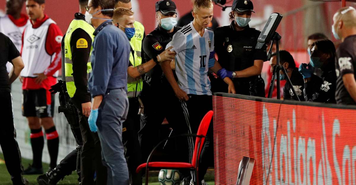 Messi fan sneaks in to pitch Messi fan sneaks in to pitch