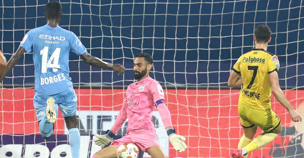 amrinder-save Mumbai City goalkeeper Amrinder Singh pulls off a save. Photo: ISL