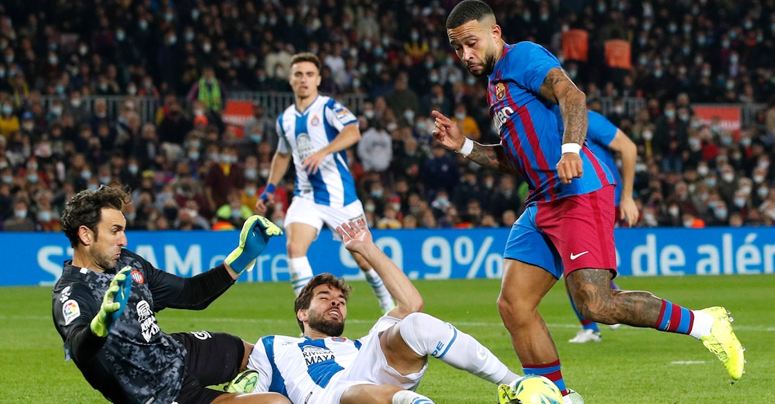 Espanyol's Diego Lopez fouls Barcelona's Memphis Depay to concede a penalty. Photo: Reuters/Albert Gea