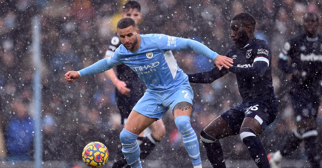 Manchester City's Kyle Walker and West Ham United's Arthur Masuaku vie for the ball. Photo: Reuters/Peter Powell