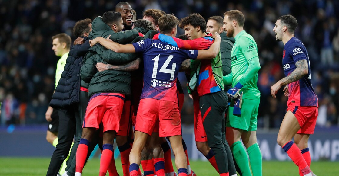 Atletico Madrid coach Diego Simeone and players celebrate after the match. Photo: Reuters/Pedro Nunes