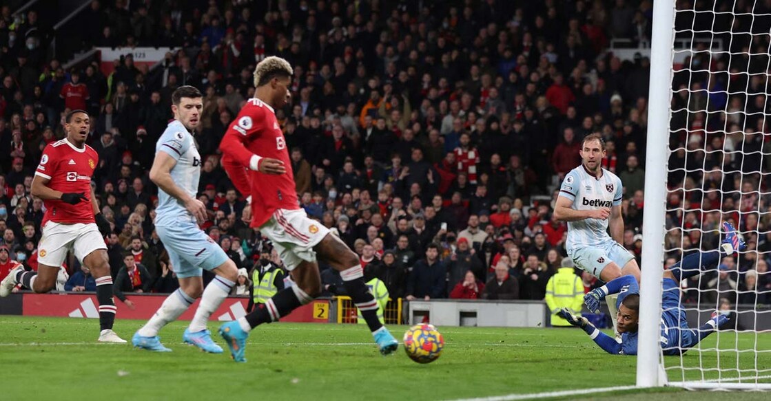 Manchester United's Marcus Rashford scores their first goal. Photo: Reuters/Phil Noble