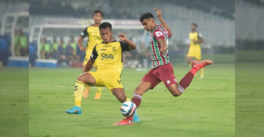 ATKMB's Ashique Khuriniyan attempts a strike against HFC (ISL)