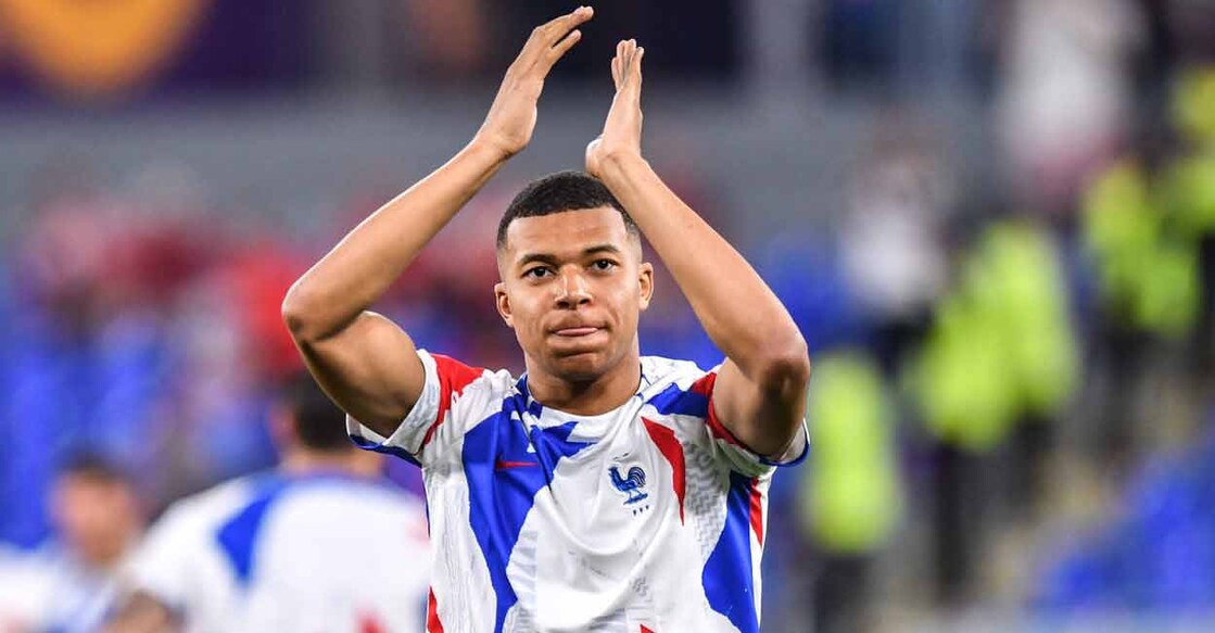 Kylian Mbappe greets the French fans before kickoff. Photo: Twitter/ @equipedefrance