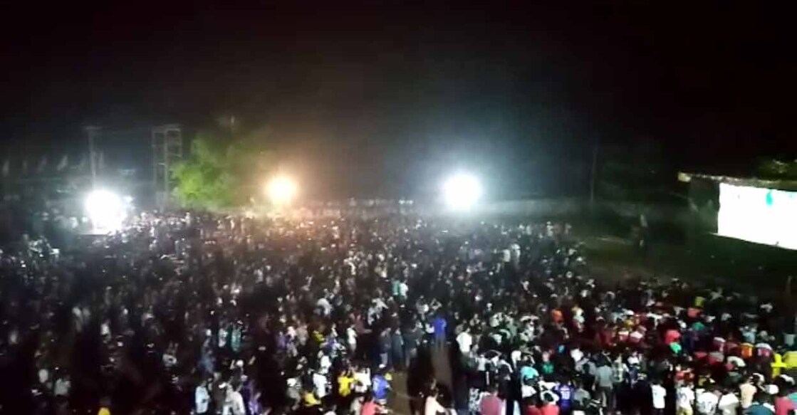 The crowd that has assembled at Kozhikode's Nainamvalappu to watch Argentina versus Mexico in the FIFA World Cup. Screenshot from video inside the article