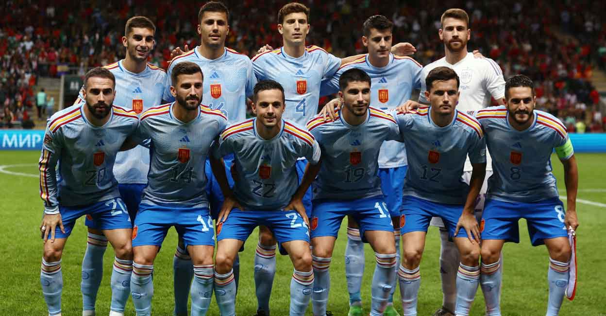 Spain Spanish players pose for a group photo ahead of their UEFA Natons League match against Portugal. File photo: Reuters//Pedro Nunes