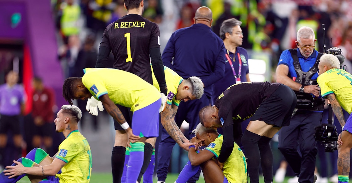 Brazil's Rodrygo and teammates look dejected after being eliminated from the World Cup | Photo: REUTERS/Suhaib Salem