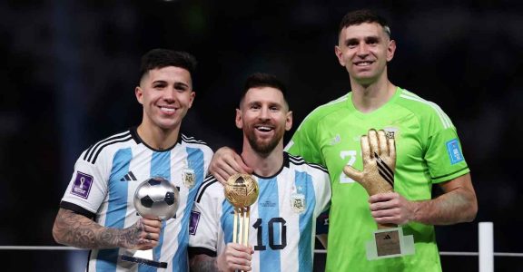 Argentina players with their awards. Twitter/FIFA World Cup