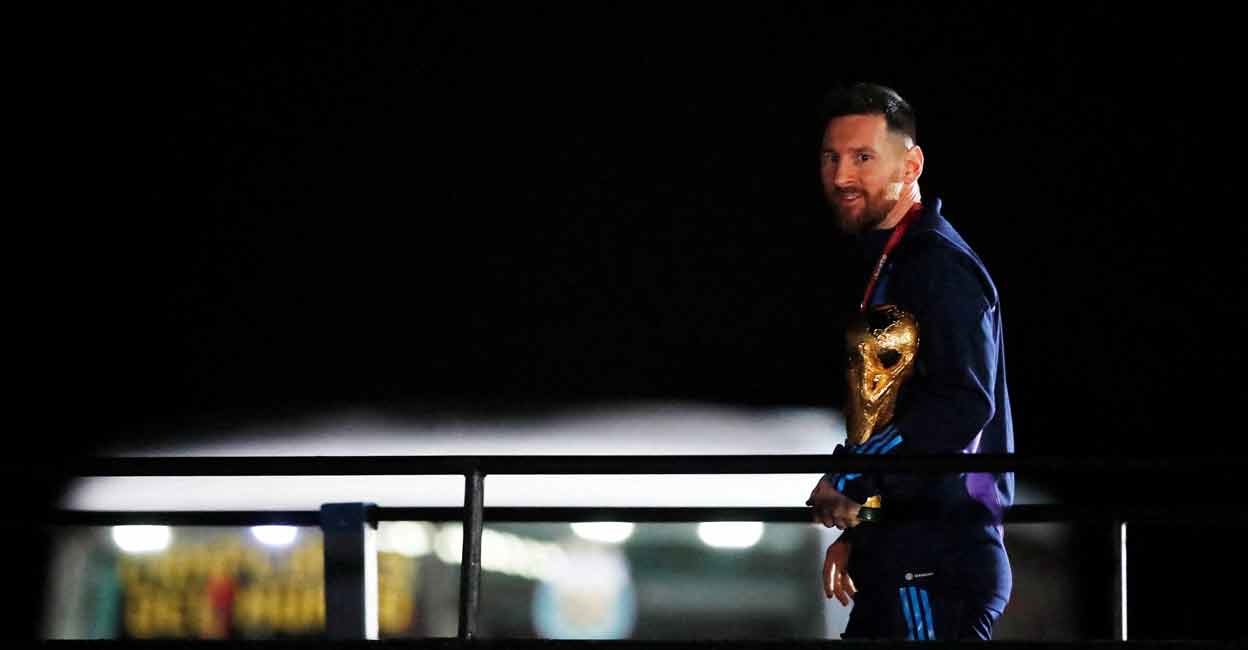 Lionel Messi with the World Cup trophy during the team's arrival at the Ezeiza International Airport. Photo: Reuters/Agustin Marcarian