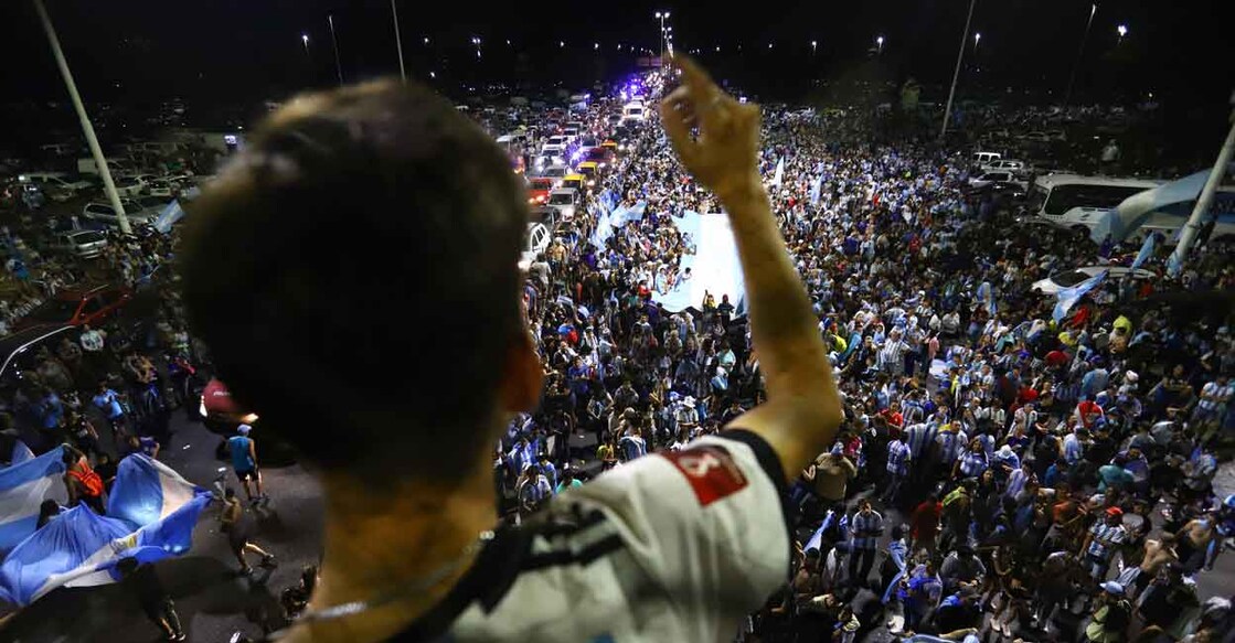 Fans outside of the Association of Argentinian Football headquarters in Beunos Aires. Photo: Reuters/Matias Baglietto