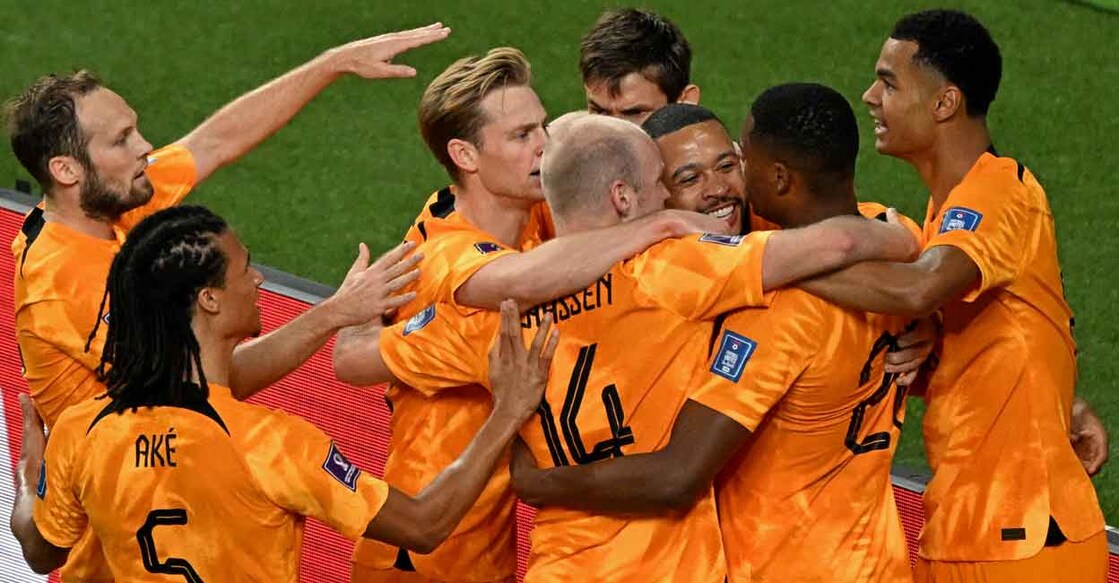 Netherlands' Memphis Depay, centre, celebrates with teammates after scoring the opening goal. Photo: AFP/Raul Arboleda