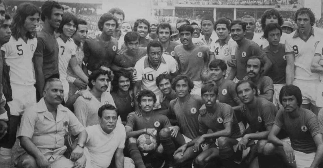 Pele poses with Mohun Bagan team members and officials after the game in 1977. File photo: IANS
