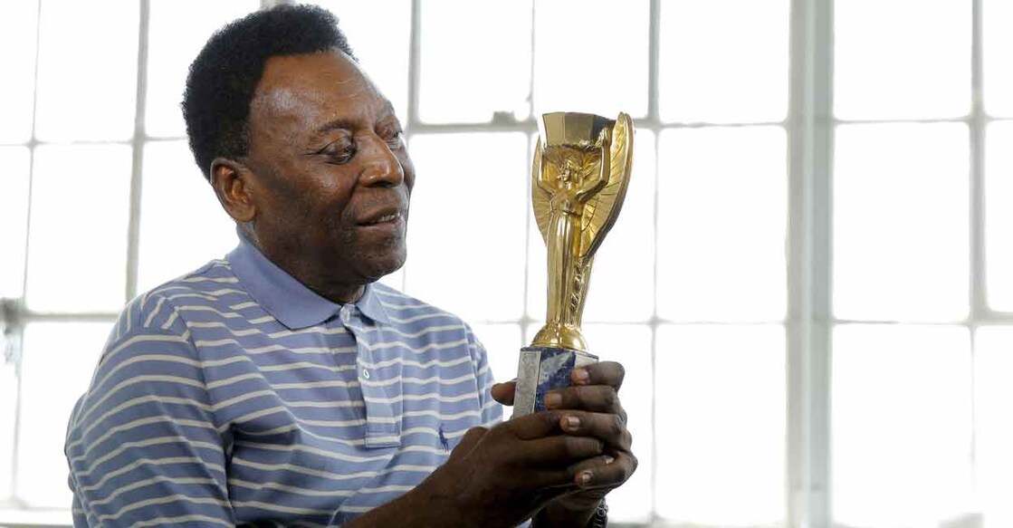 Pele poses for a portrait with his 1958 World Cup trophy during an interview in New York on April 26, 2016. File photo: Reuters/Lucas Jackson