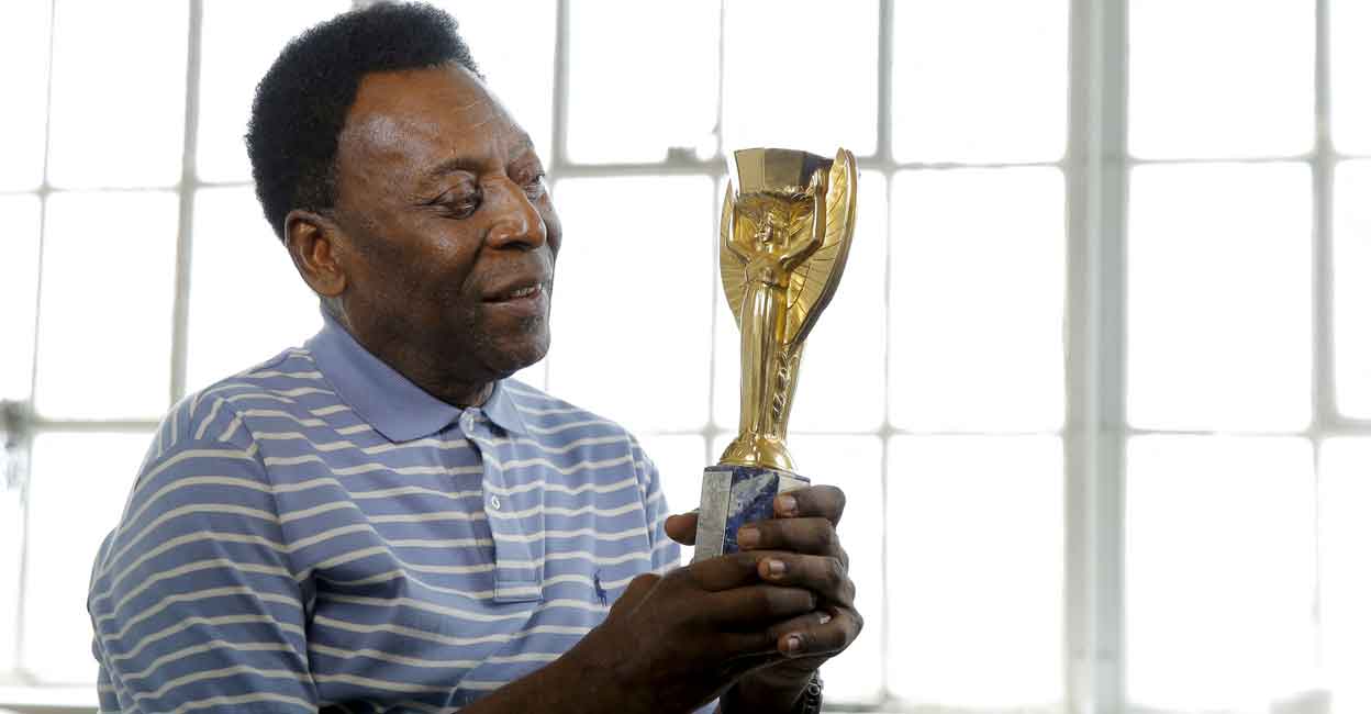 SOCCER-PELE Legendary Brazilian soccer player Pele poses for a portrait with his 1958 World Cup trophy during an interview in New York, U.S., April 26, 2016. REUTERS/Lucas Jackson/File Photo