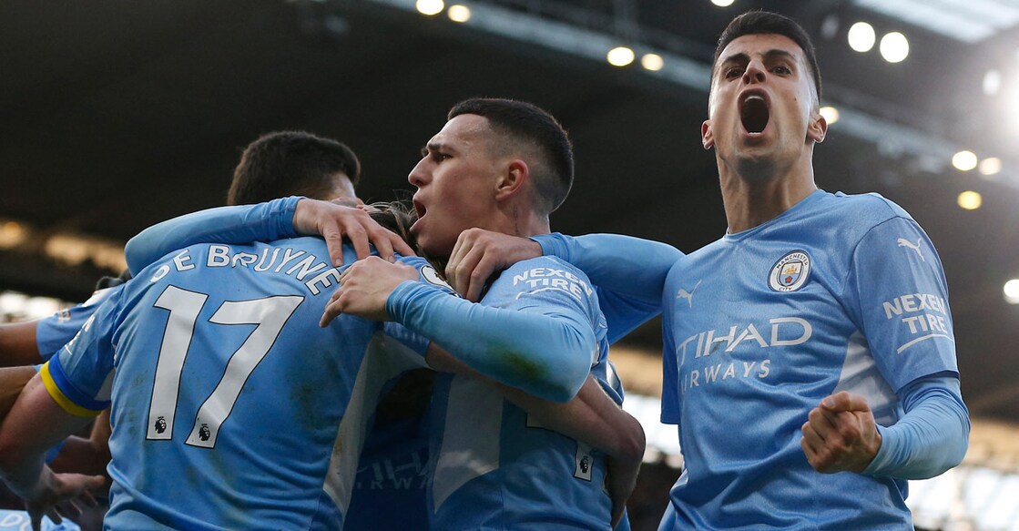 Manchester City's Kevin De Bruyne (No. 17) celebrates with teammates after scoring their second goal. Photo: Reuters/Craig Brough