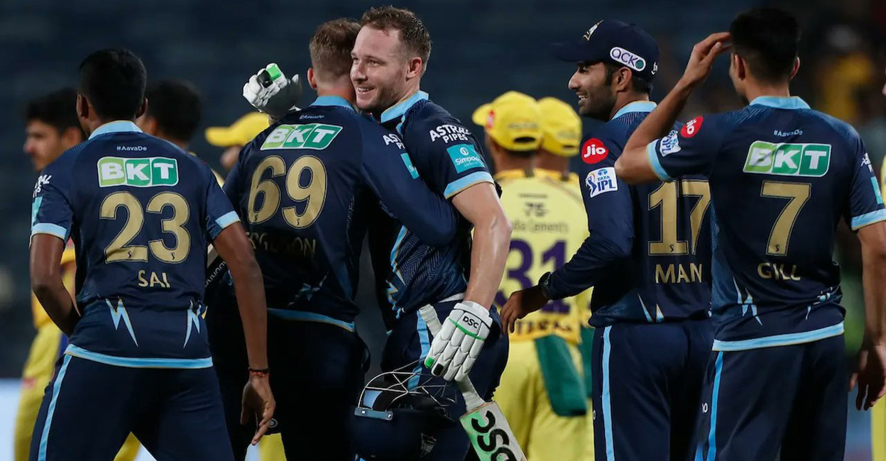 David Miller celebrates with Lockie Ferguson after taking Titans home. Photo: Twitter@IPL