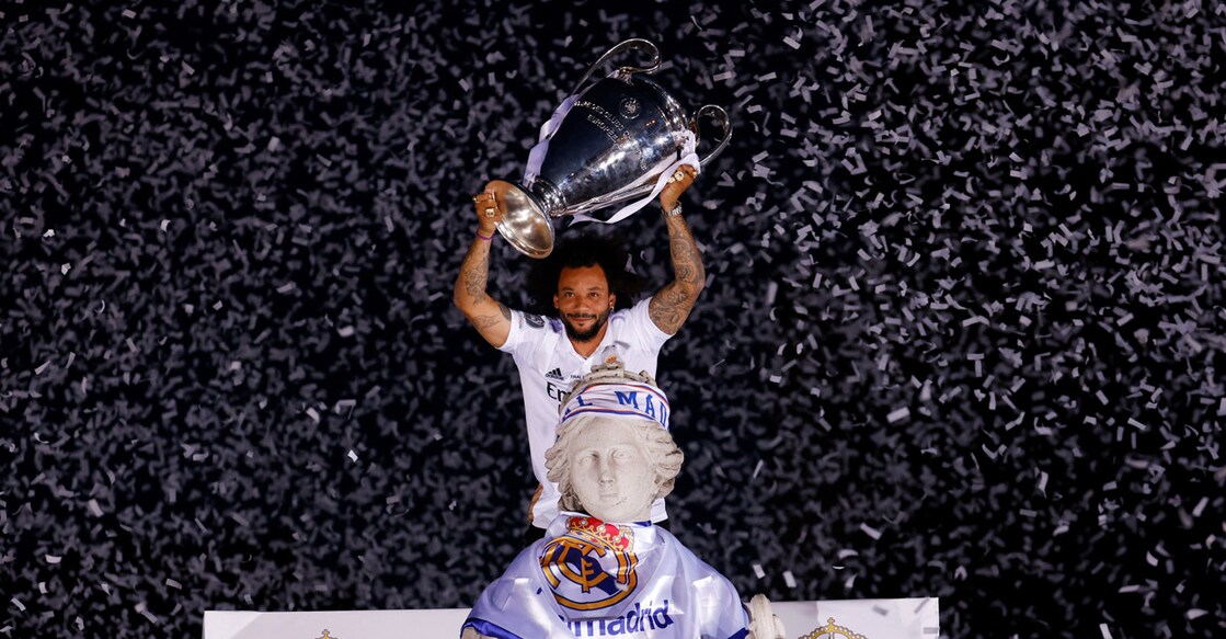 Real Madrid's Marcelo lifts the Champions League trophy on top of the fountain of Cybele during the victory parade in Madrid. Photo: Reuters/Marcelo Del Pozo