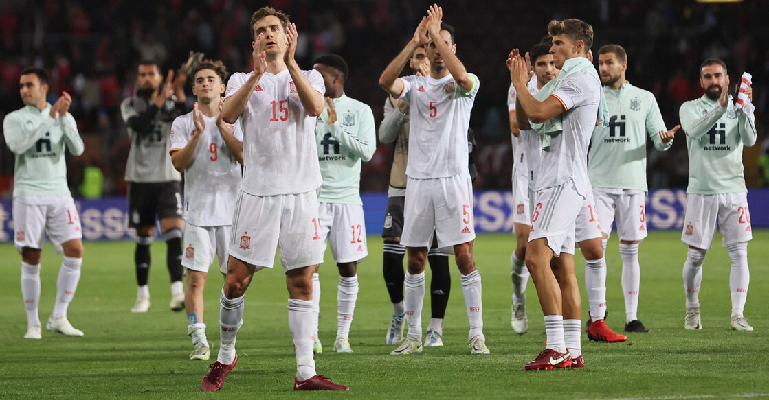 Spanish players applaud fans after the match. Photo: Reuters/Denis Balibouse