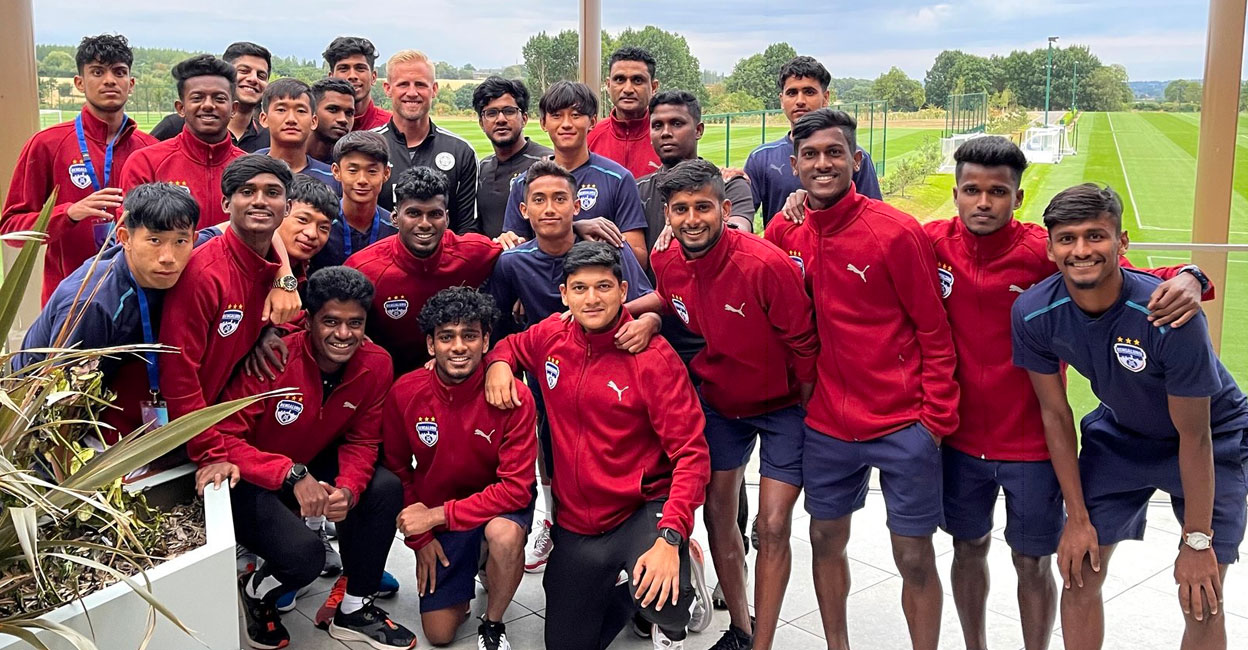 Bengaluru FC colts Bengaluru FC colts pose with Premier League goalkeeper Kasper Schmeichel of Leicester City in Seagrave, UK on Saturday. Photo: Twitter/ @bengalurufc