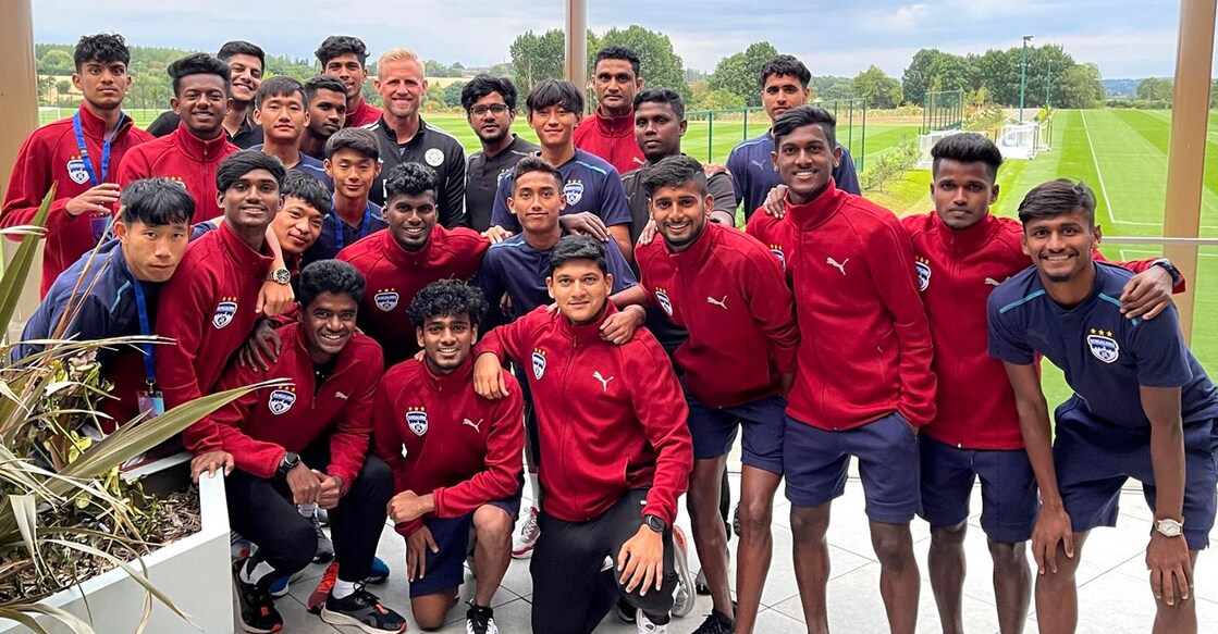 Bengaluru FC colts pose with Premier League goalkeeper Kasper Schmeichel of Leicester City in Seagrave, UK on Saturday. Photo: Twitter/ @bengalurufc