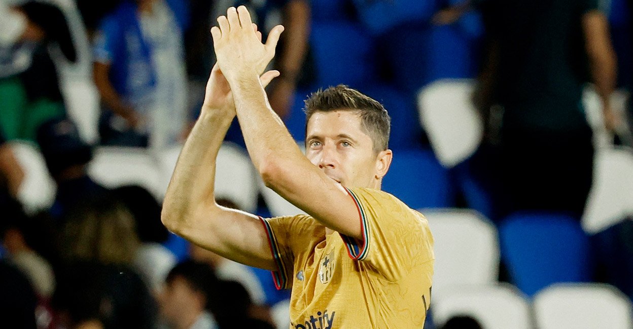 Barcelona's Robert Lewandowski applauds fans after the match. Photo: Reuters//Vincent West