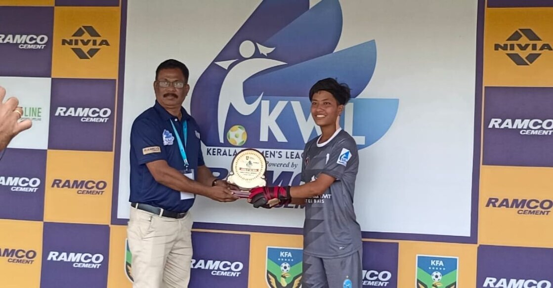 Basco Othukkungal's Banrisha Wahaling accepts the player of the match trophy from PS Sasikumar. Photo: Special Arrangement