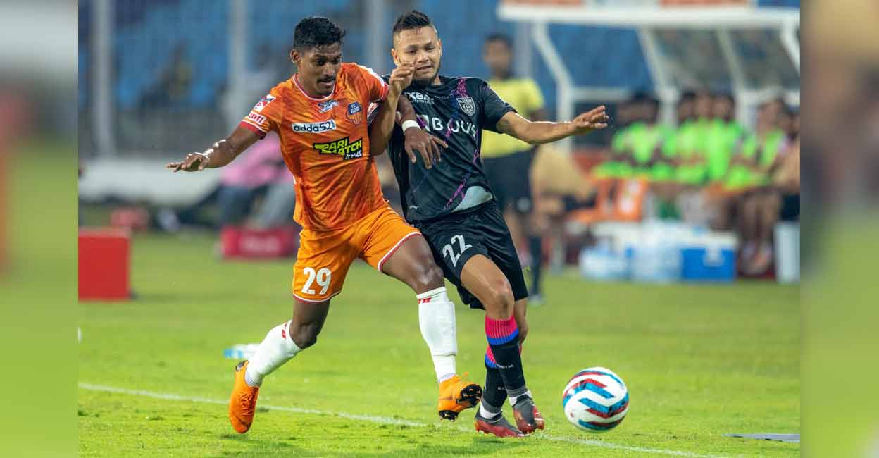 fcgoa-kbfc Players of FC Goa (left) and Kerala Blasters vie for the ball. Photo: ISL