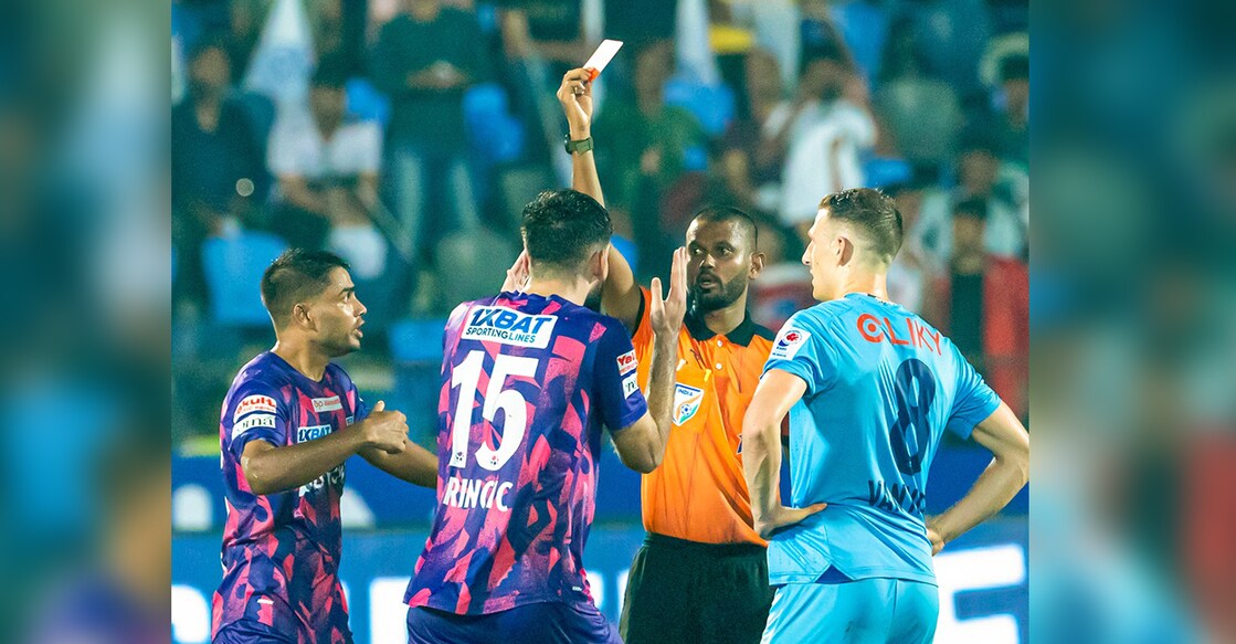 isl-kerala-blasters Kerala Blasters player arguing with the referee. Photo: ISL/Facebook