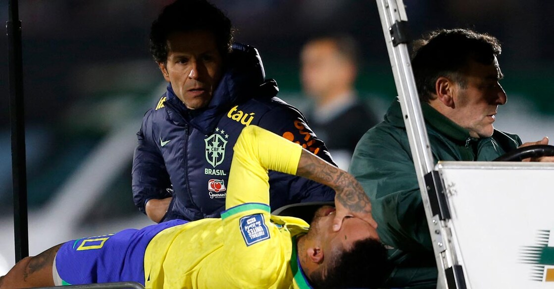 Neymar is carried off the pitch after sustaining an injury. Photo: Reuters/Andres Cuenca