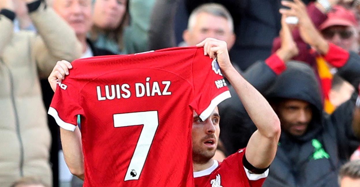 COLOMBIA-CRIME Diogo Jota holds up a shirt in support of Luis Diaz as he celebrates scoring their first goal. Photo: Reuters/Scott Heppell
