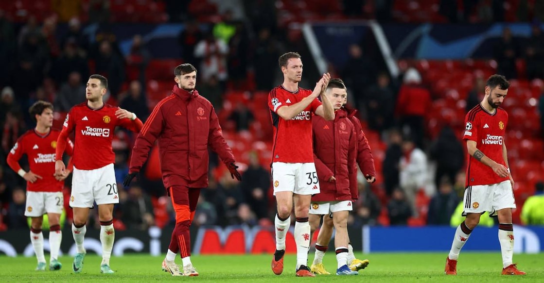 Manchester United's Jonny Evans with teammates look dejected after the match. Photo: Reuters