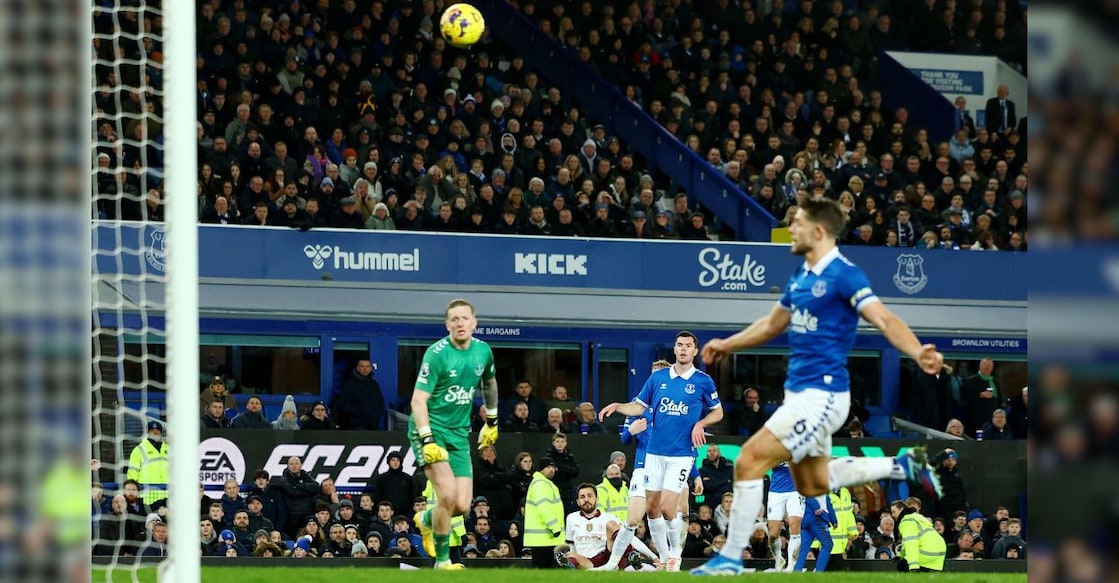 Manchester City's Bernardo Silva scores their third goal past Everton's Jordan Pickford. Photo: Reuters/Molly Darlington