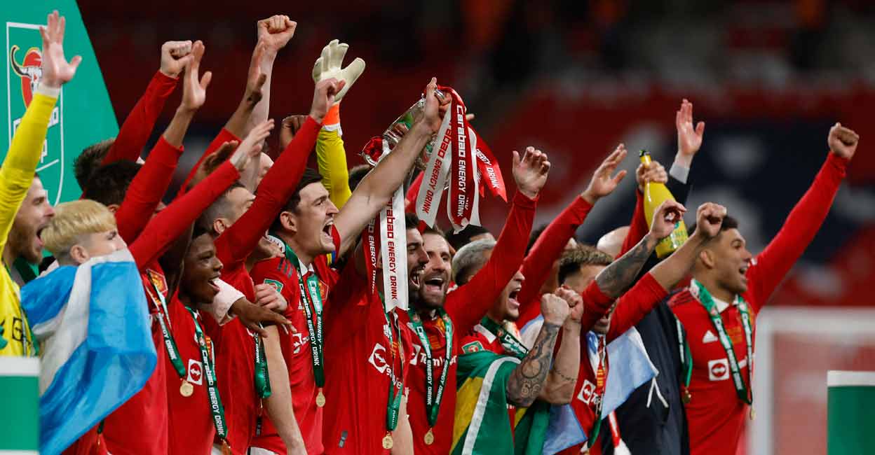 SOCCER-ENGLAND-MUN-NEW-REPORT Manchester United's Bruno Fernandes and Harry Maguire lift the trophy with teammates after winning the Carabao Cup final Action Images via Reuters/Andrew Couldridge