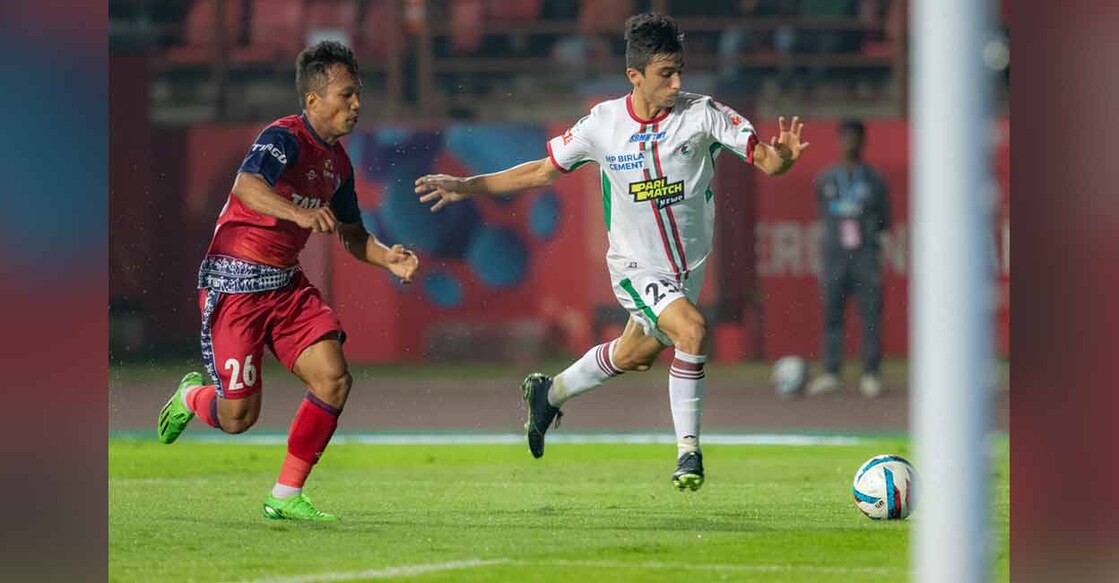 Action between ATK Mohun Bagan (white) and Jamshedpur. Photo: Twitter/@IndSuperLeague
