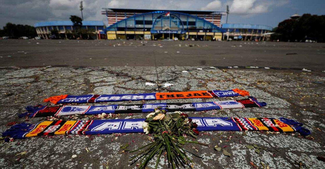 Flowers and supporters' tributes are placed to pay condolences to the victims of stampede in Malang, East Java province, on October 4, 2022. File photo: Reuters/Willy Kurniawan