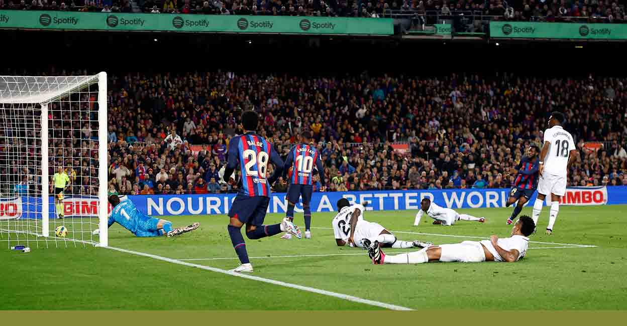 SOCCER-SPAIN-FCB-MAD-REPORT FC Barcelona's Franck Kessie scores their second goal against Real Madrid during LaLiga match at Camp Nou, Barcelona, Spain on March 19, 2023. Photo: REUTERS/Juan Medina