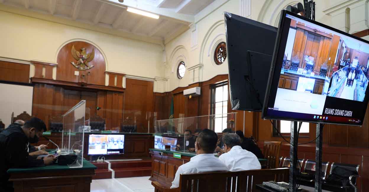 Dua ofisial pertandingan sepak bola Indonesia dipenjara karena penyerbuan di sebuah stadion  berita sepakbola